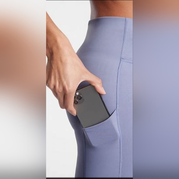 Athleta Ultimate stash pocket Capri. Lavender, size m. - Picture 2 of 7